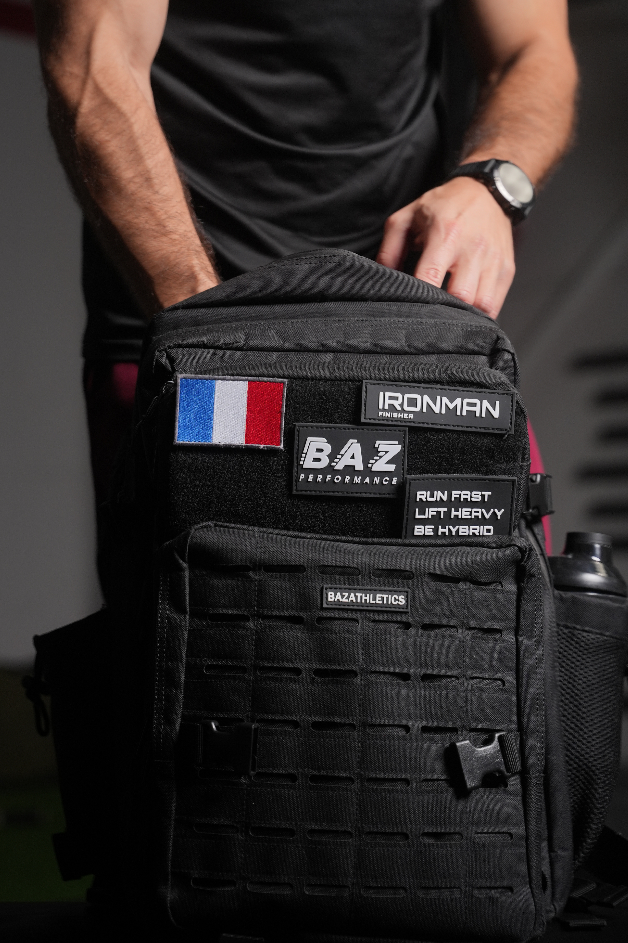 Sac à dos tactique noir Baz Athletics avec patchs personnalisés – modèle 45L pour athlètes hybrides