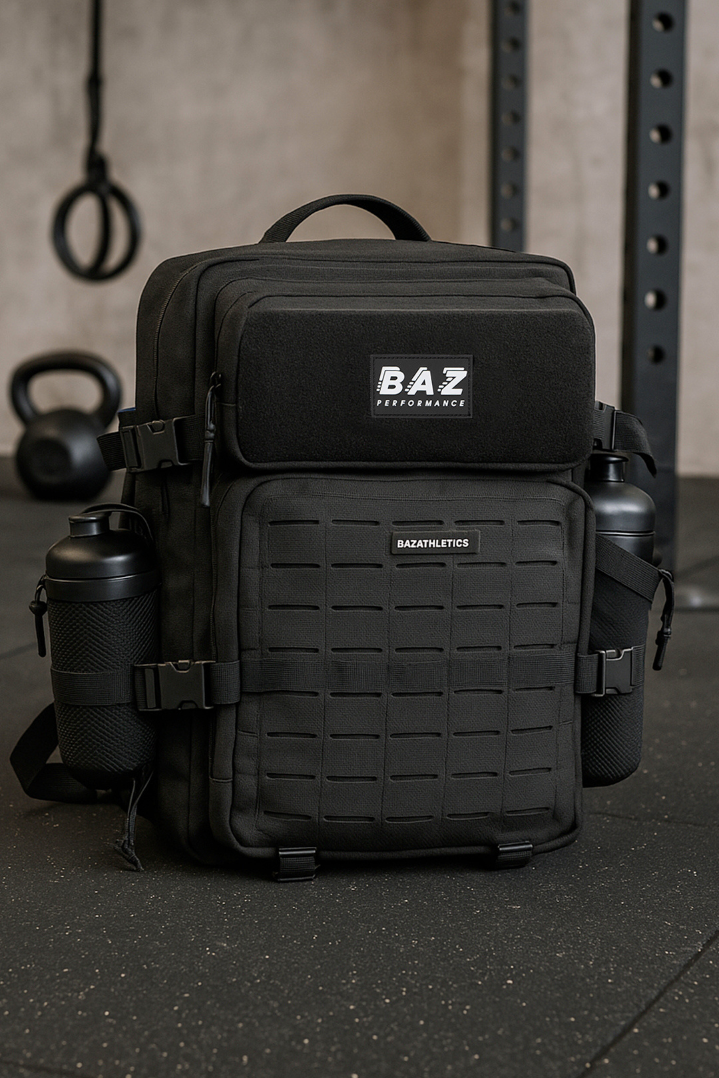 Sac à dos tactique 45L Baz Athletics posé en salle – double gourde et design MOLLE sur face avant