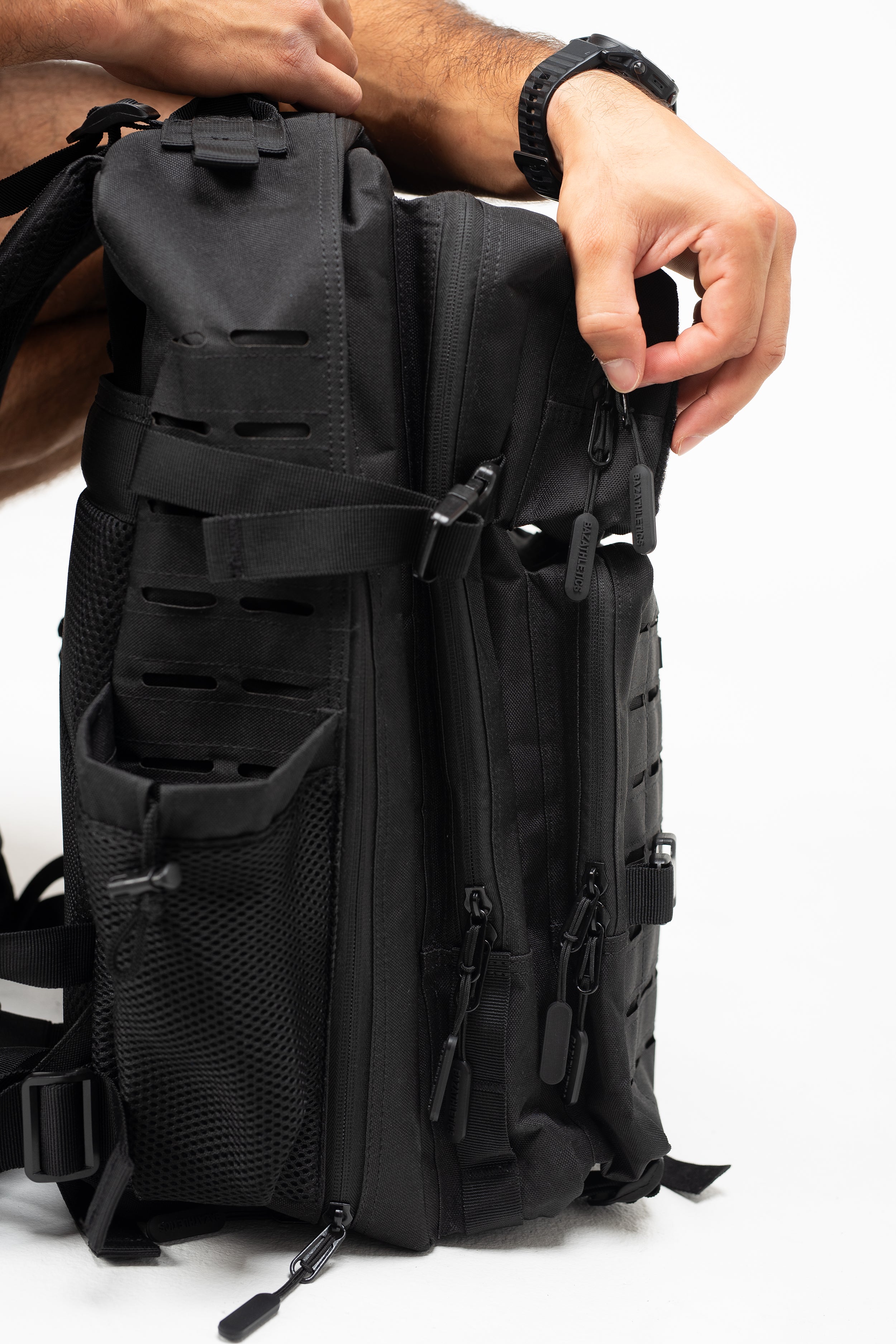 Zoom sur la poche latérale avec fermeture éclair – compartiment latéral sécurisé du sac tactique 45L