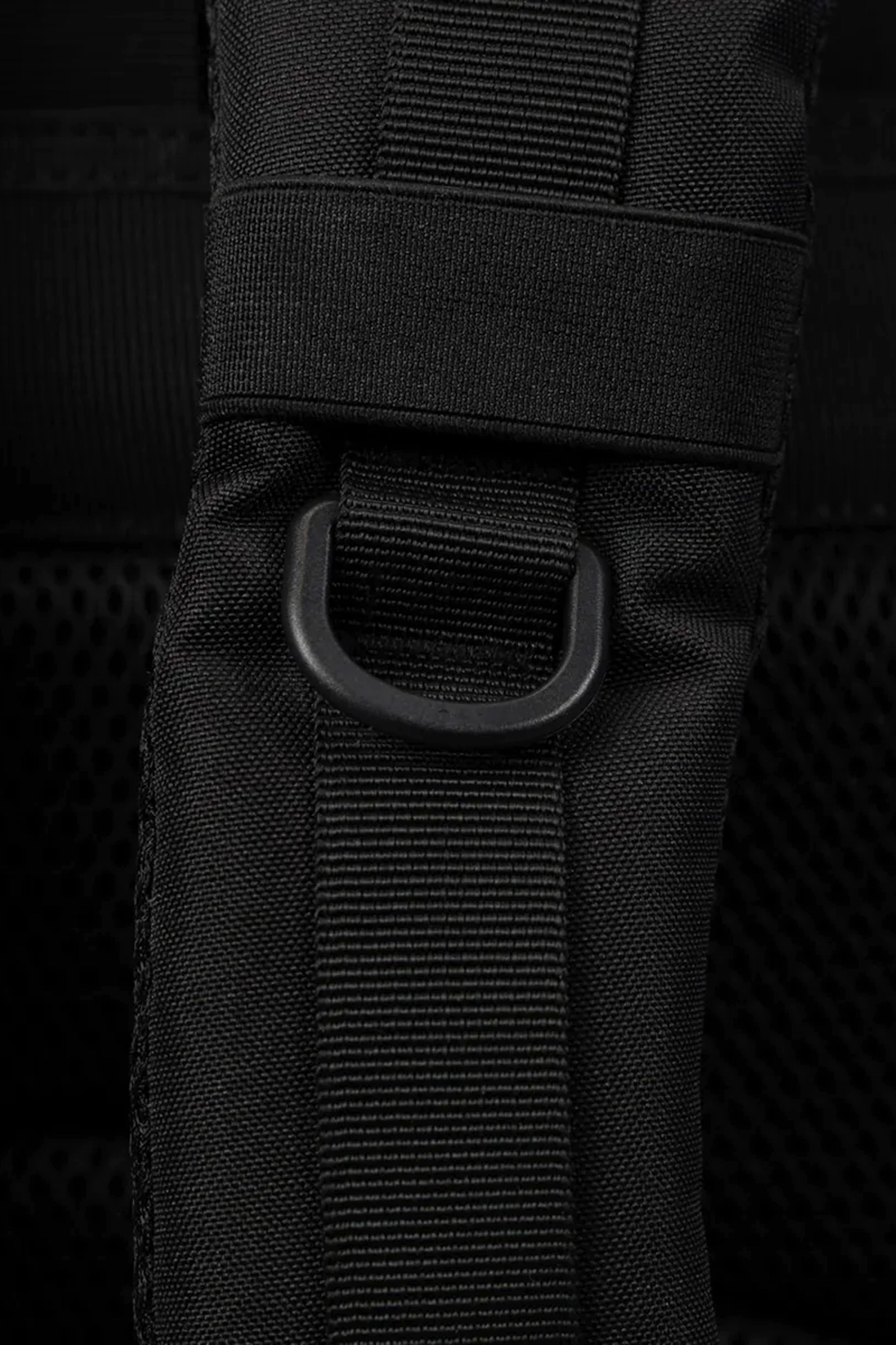 Zoom sur attache D-Ring du sac tactique – point de fixation pour mousqueton ou équipement