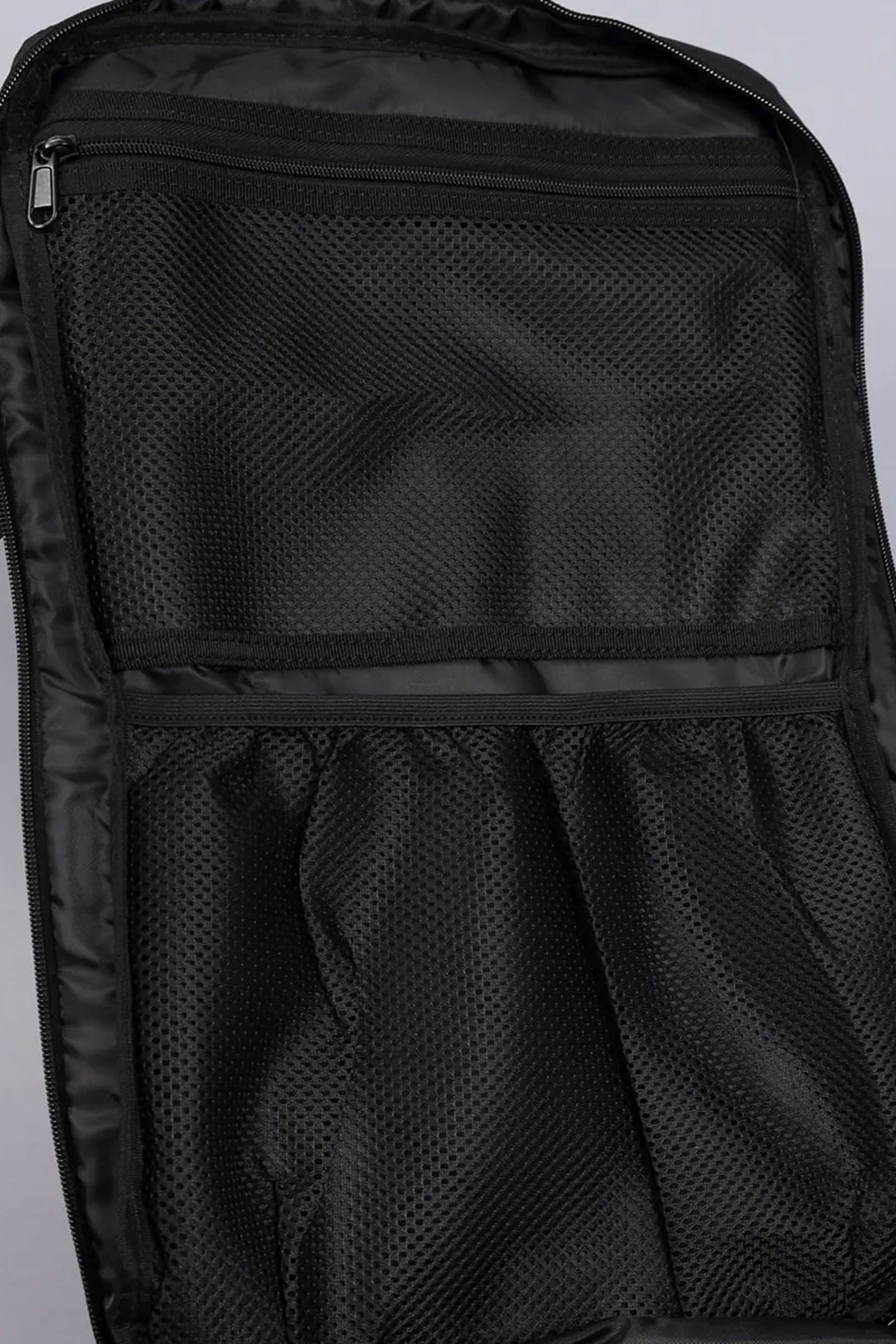 Compartiment principal ouvert du sac tactique – grande capacité et filets de rangement internes