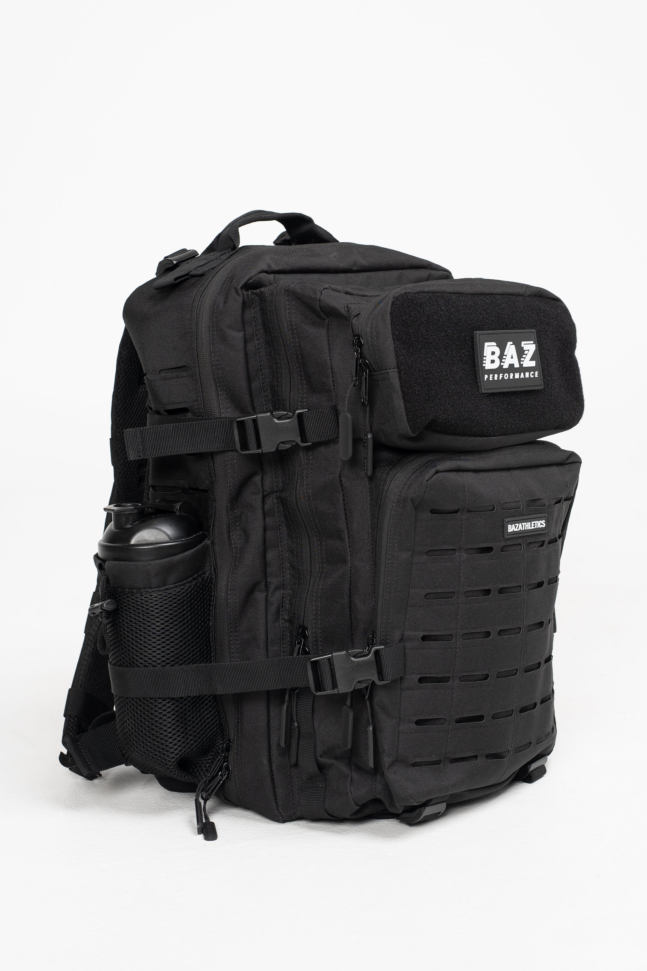 Vue de trois quarts du sac à dos tactique 45L Baz Athletics – compartiments latéraux visibles