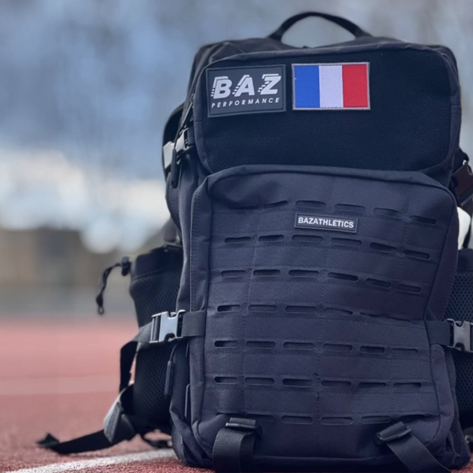 sac à dos tactique Baz Athletics 45L noir – modèle personnalisable avec patchs drapeau et logo