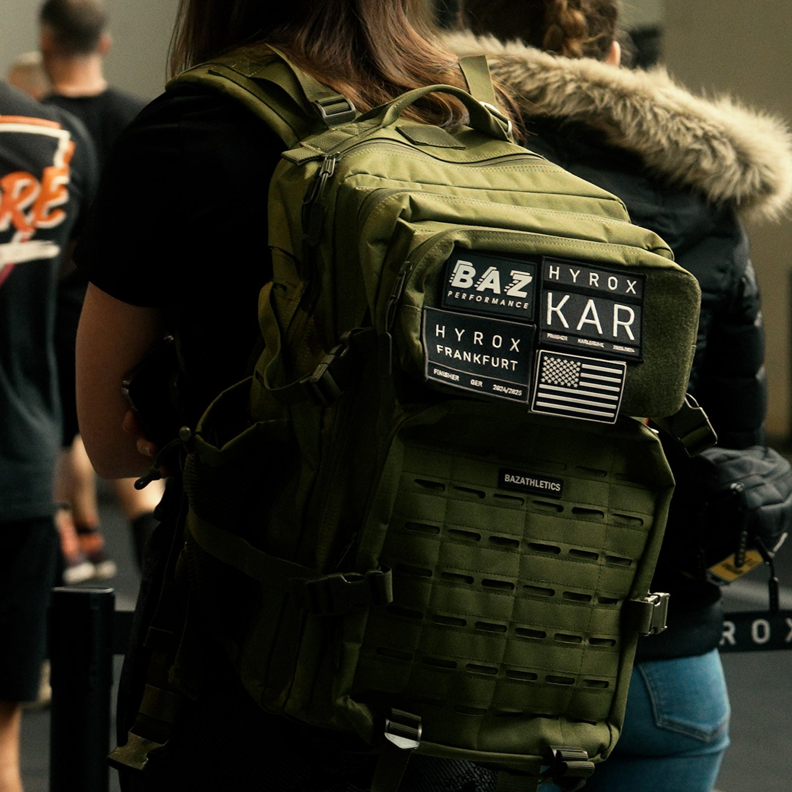 sac à dos tactique kaki Baz Athletics avec patchs personnalisés HYROX – modèle 45L pour compétitions et voyages