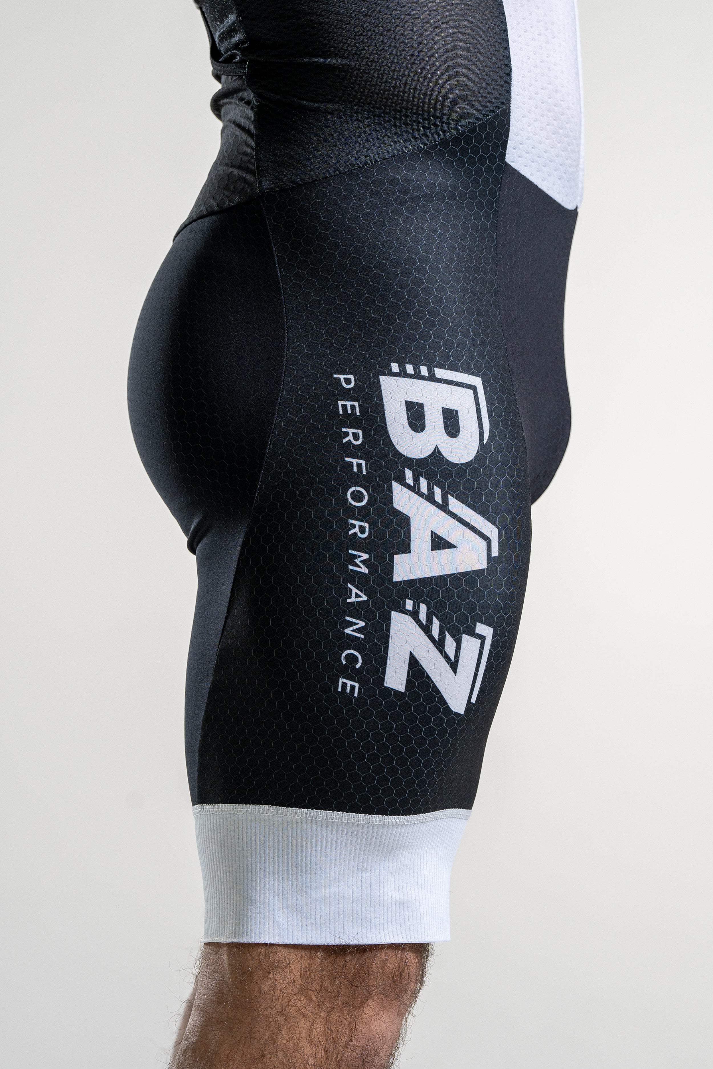 Zoom cuisse droite – logo Baz Performance et coupe ajustée pour maintien musculaire