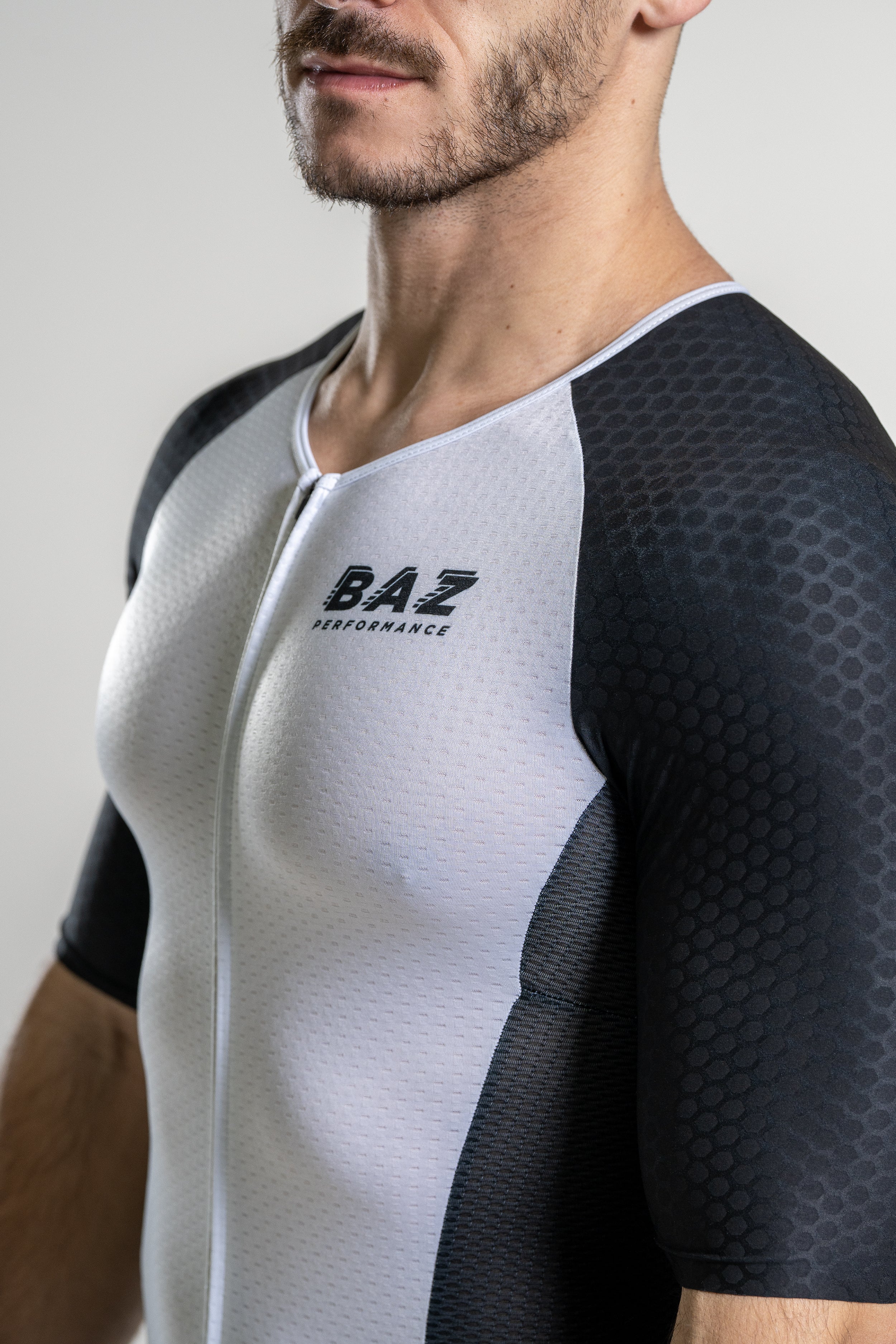 Vue studio de la trifonction triathlon homme noir et blanc – coupe ergonomique et respirante