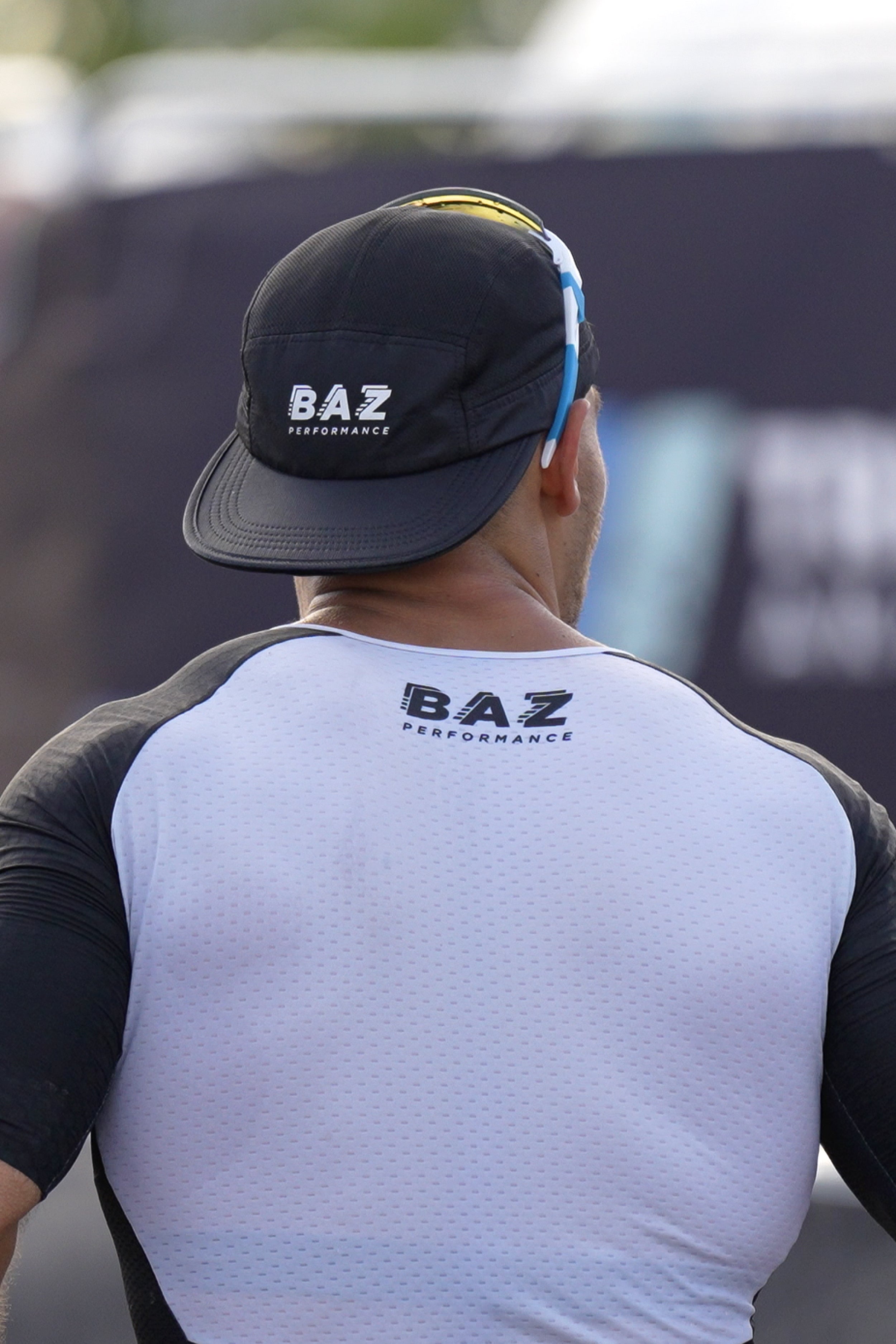 Vue arrière de la trifonction Baz Athletics – logo dos et coupe ajustée pour aérodynamisme