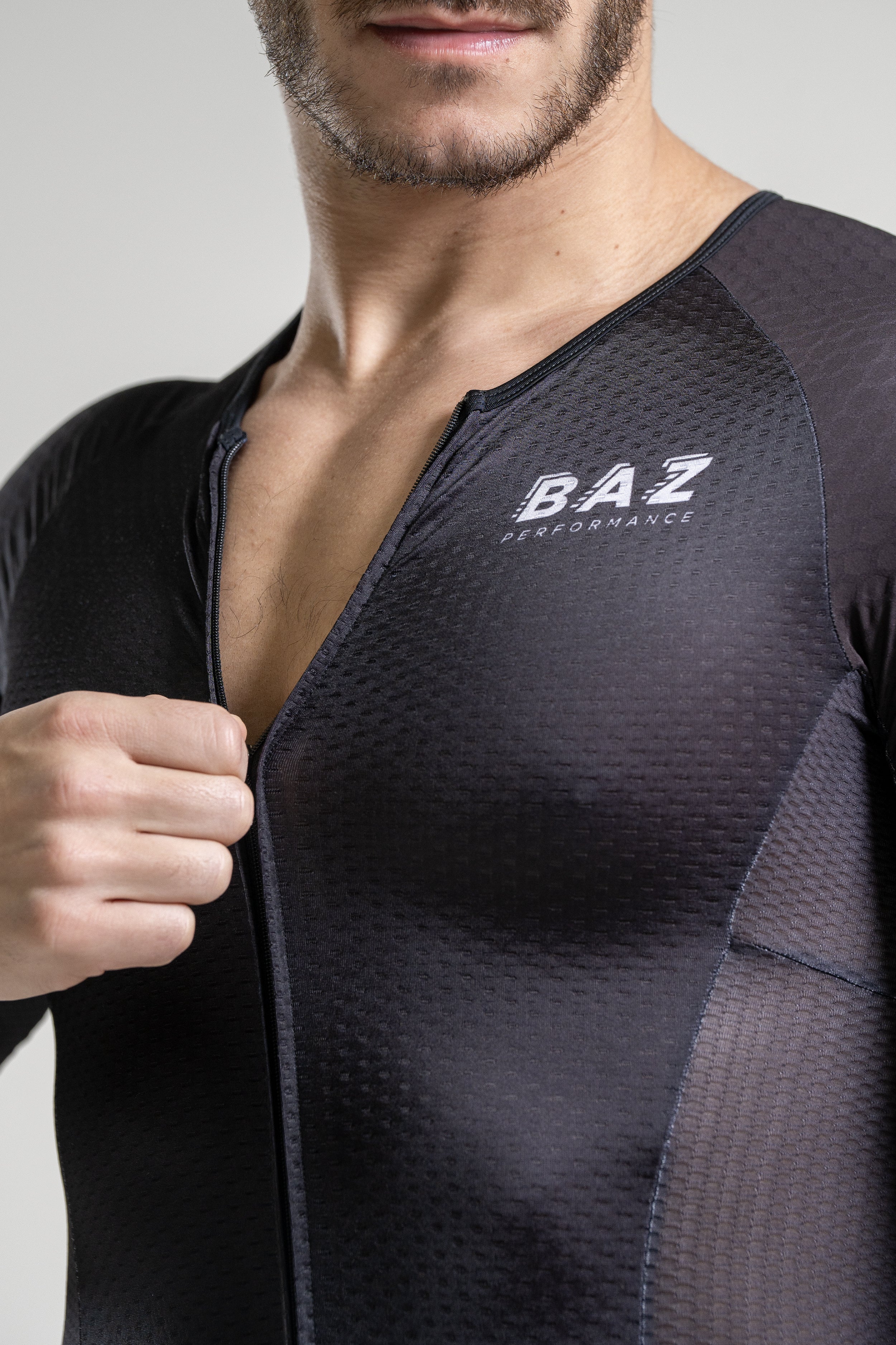 Détail de l’ouverture frontale zippée – fermeture YKK robuste et ventilation personnalisée