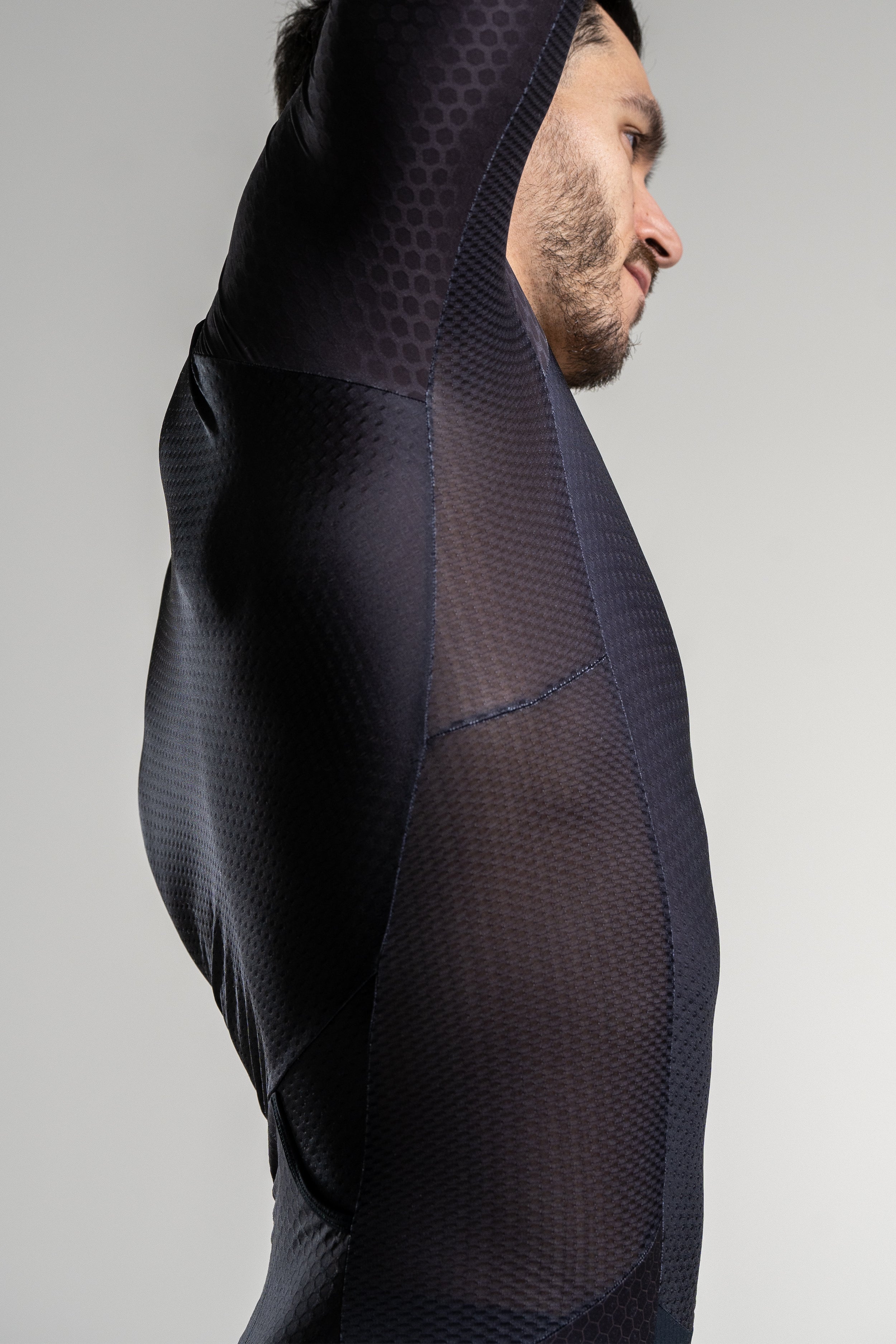 Vue latérale de la trifonction triathlon Baz Athletics noire – coupe anatomique et tissu stretch