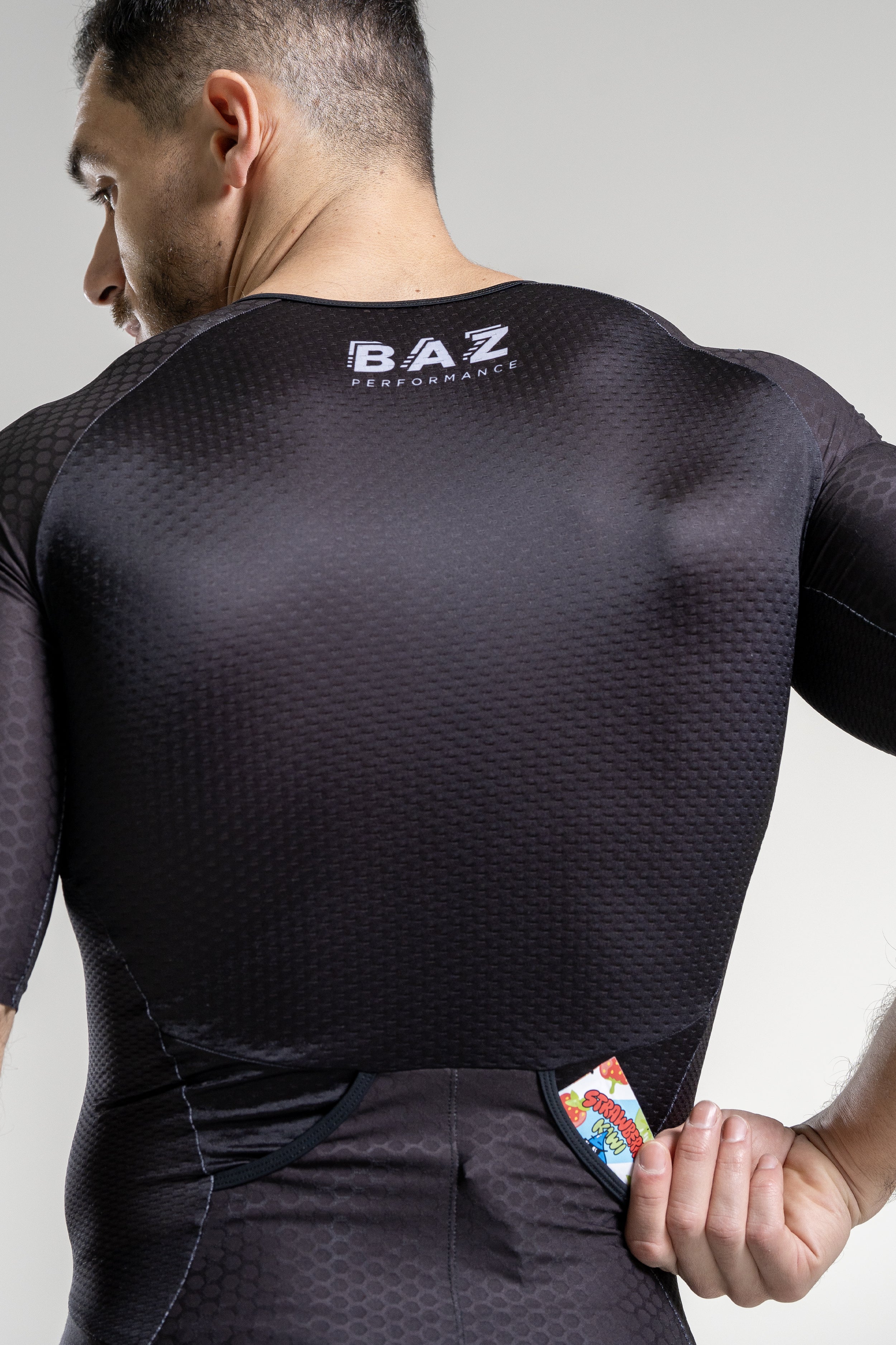 Vue arrière de la trifonction noire – poches arrières discrètes simples d'accès