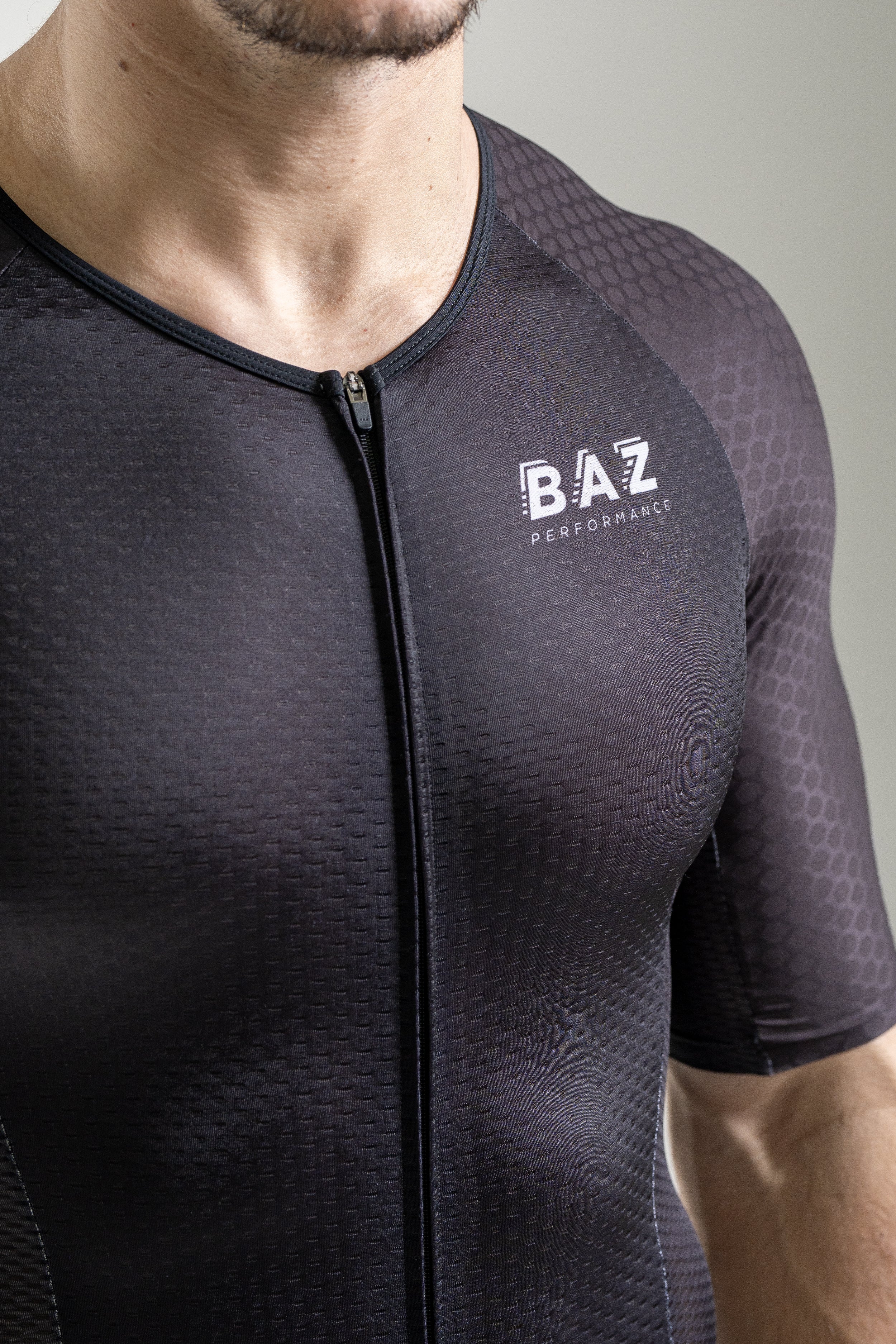 Zoom sur la matière texturée de la trifonction – tissu technique noir avec ventilation ciblée