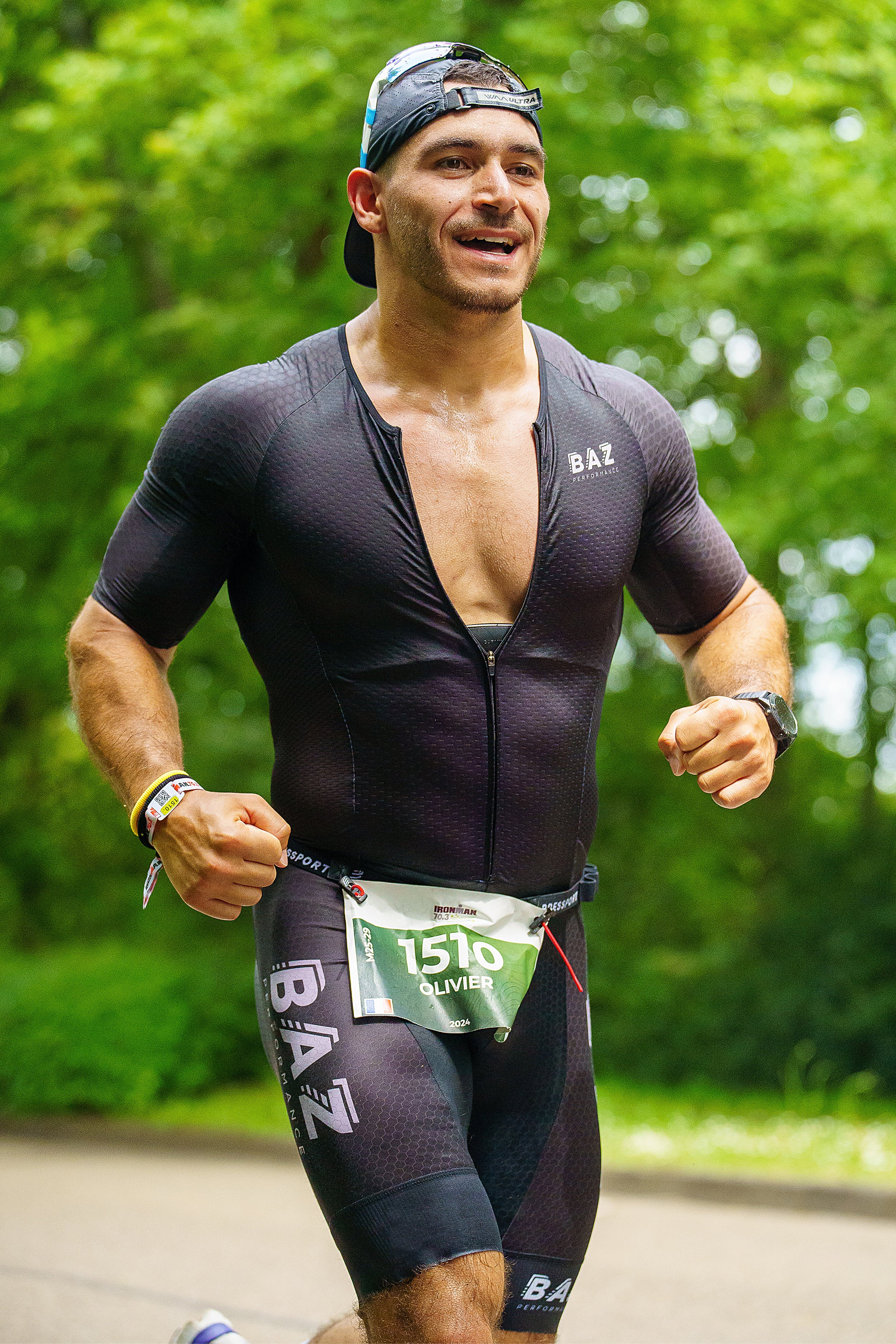 Trifonction noire Baz Athletics portée pendant un triathlon – tenue respirante pour effort longue distance