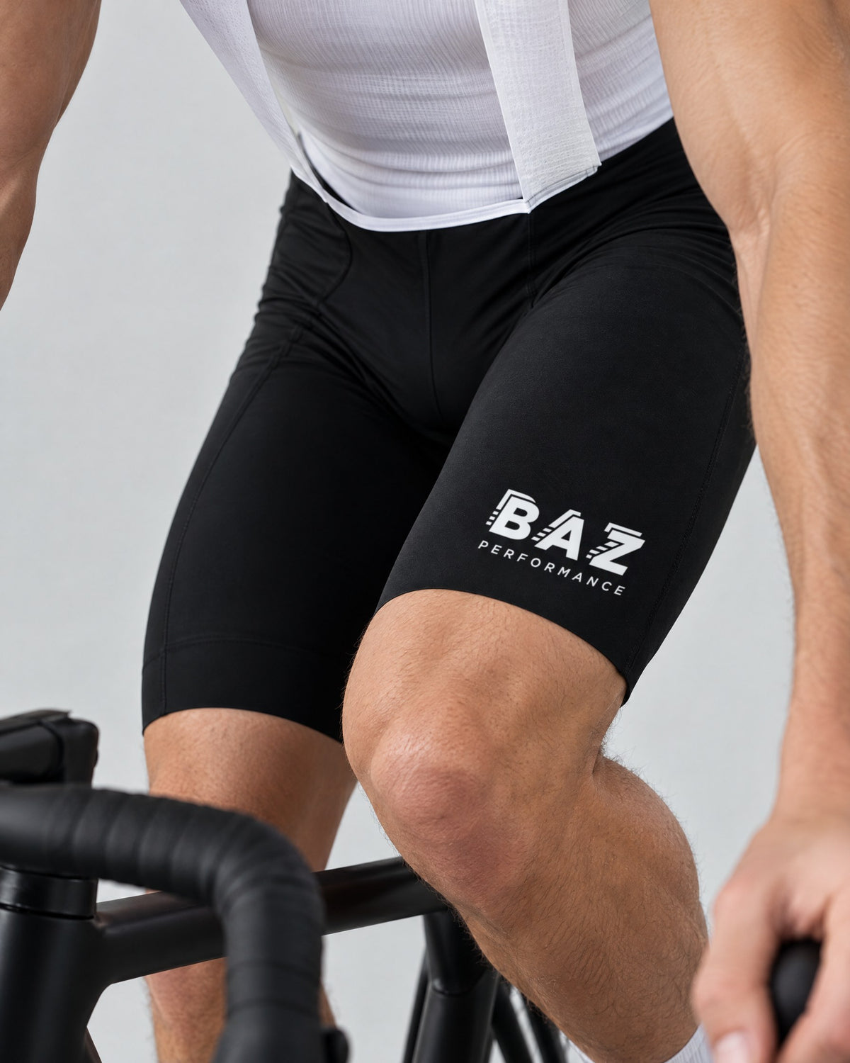 Détail du logo BAZ Performance sur la cuisse gauche
