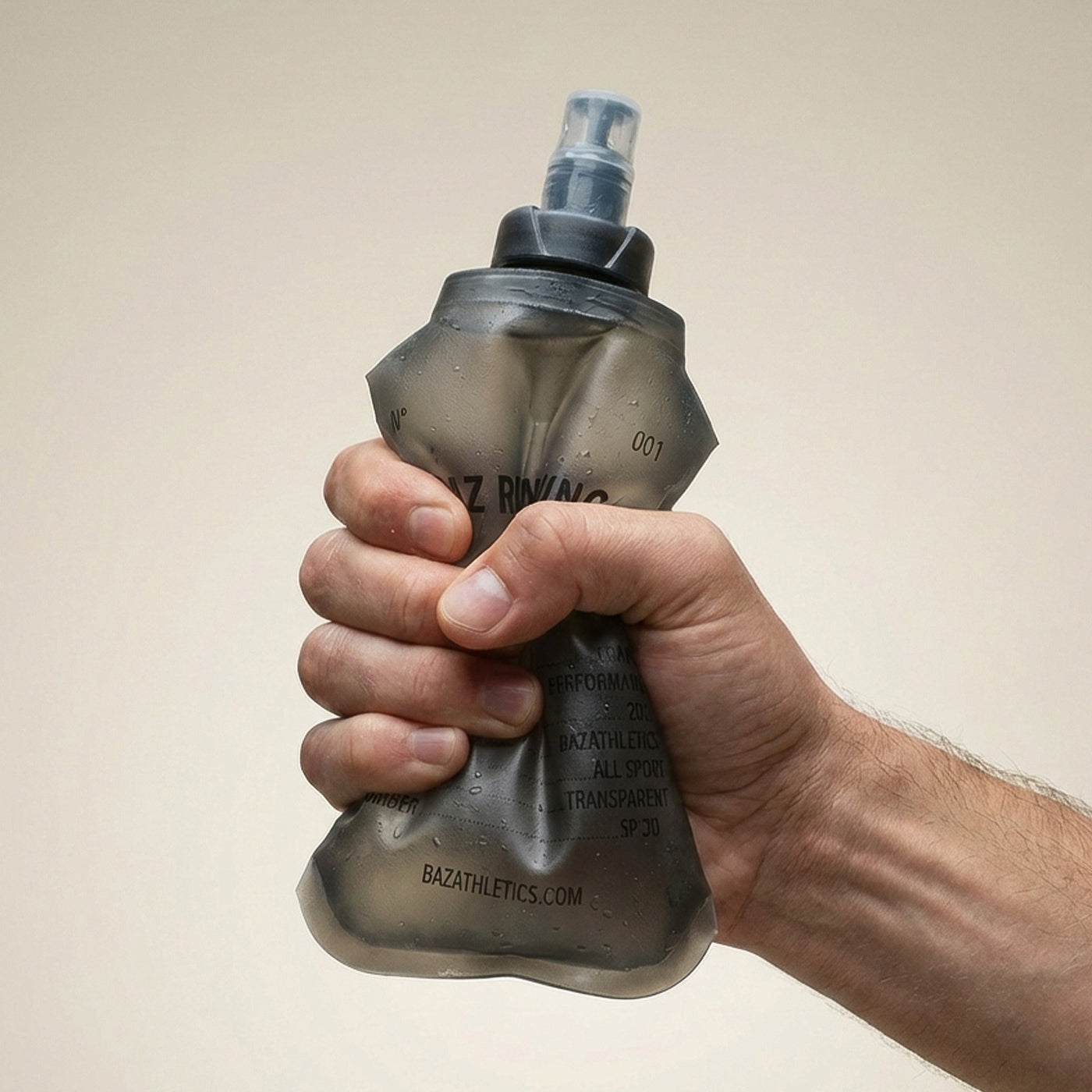 main tenant flasque souple running 250ml silicone prise en main