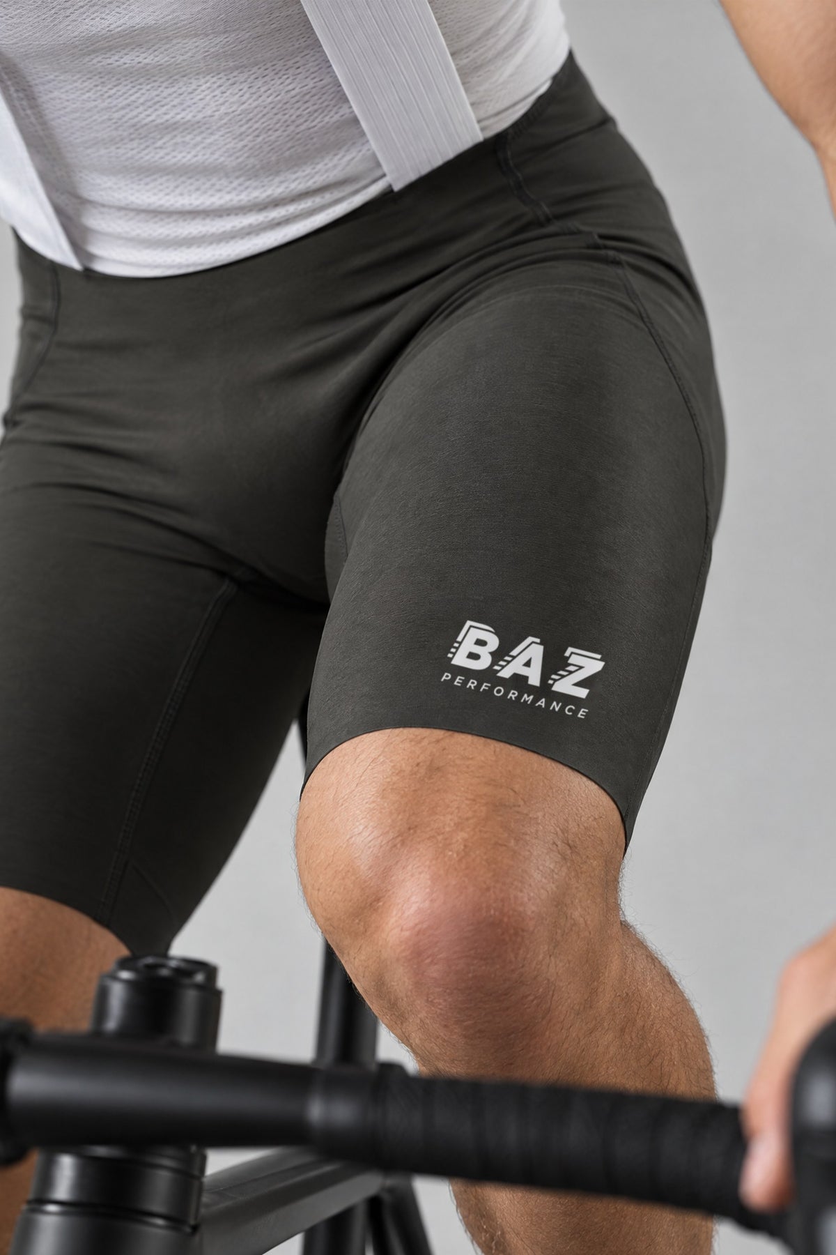 Cuissard vélo anthracite BAZ Performance porté sur le vélo