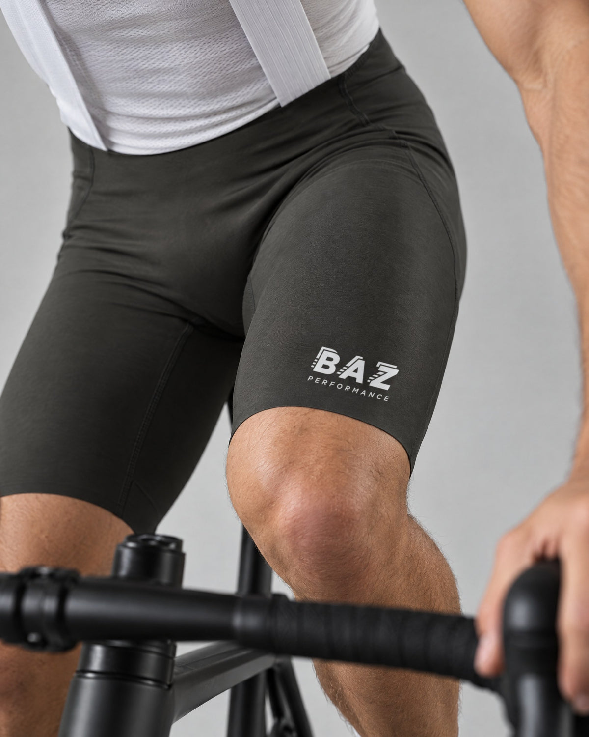 Détail du logo BAZ Performance sur la cuisse gauche