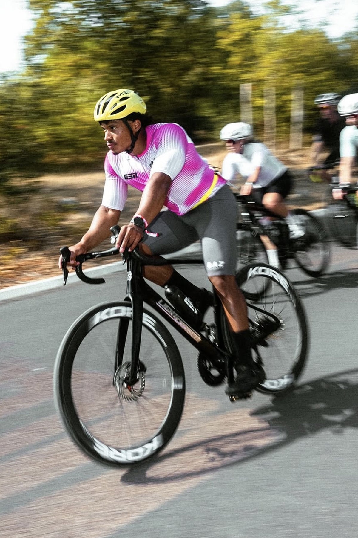 Cycliste en jersey BAZ Performance en pleine sortie